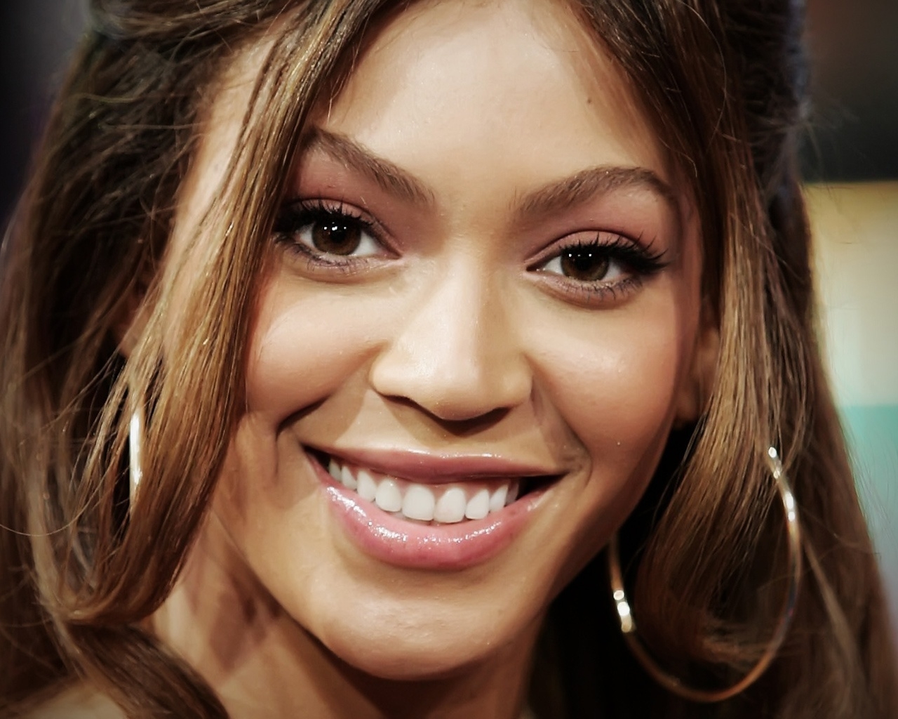 Beyonce Knowles happy for 1280 x 1024 resolution