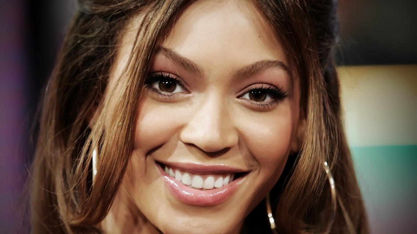 Beyonce Knowles happy for 1366 x 768 HDTV resolution