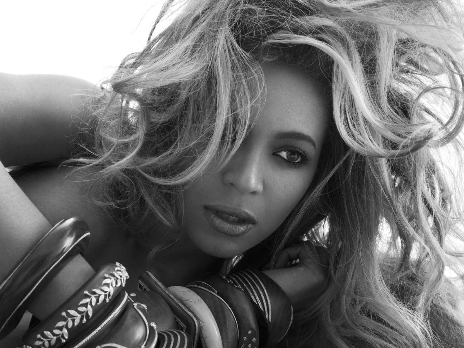 Beyonce Monochrome for 1600 x 1200 resolution
