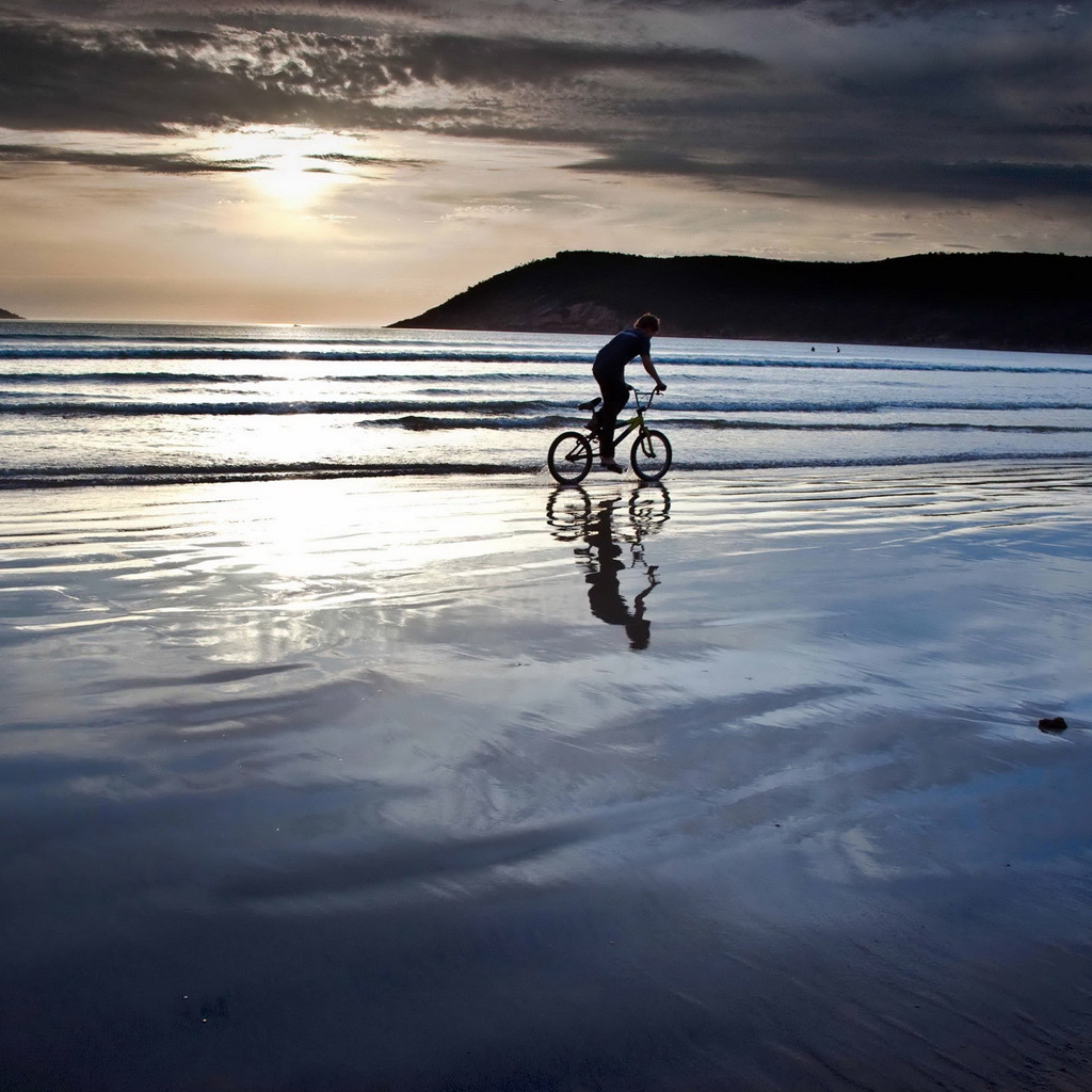 Biking on the Beach for 1024 x 1024 iPad resolution