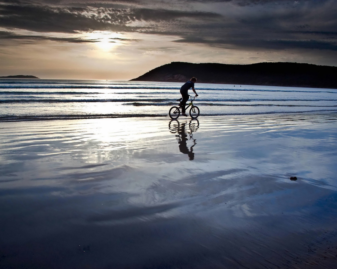 Biking on the Beach for 1280 x 1024 resolution