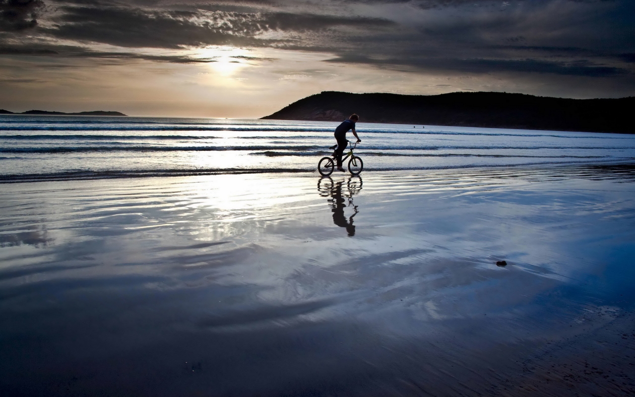 Biking on the Beach for 1280 x 800 widescreen resolution