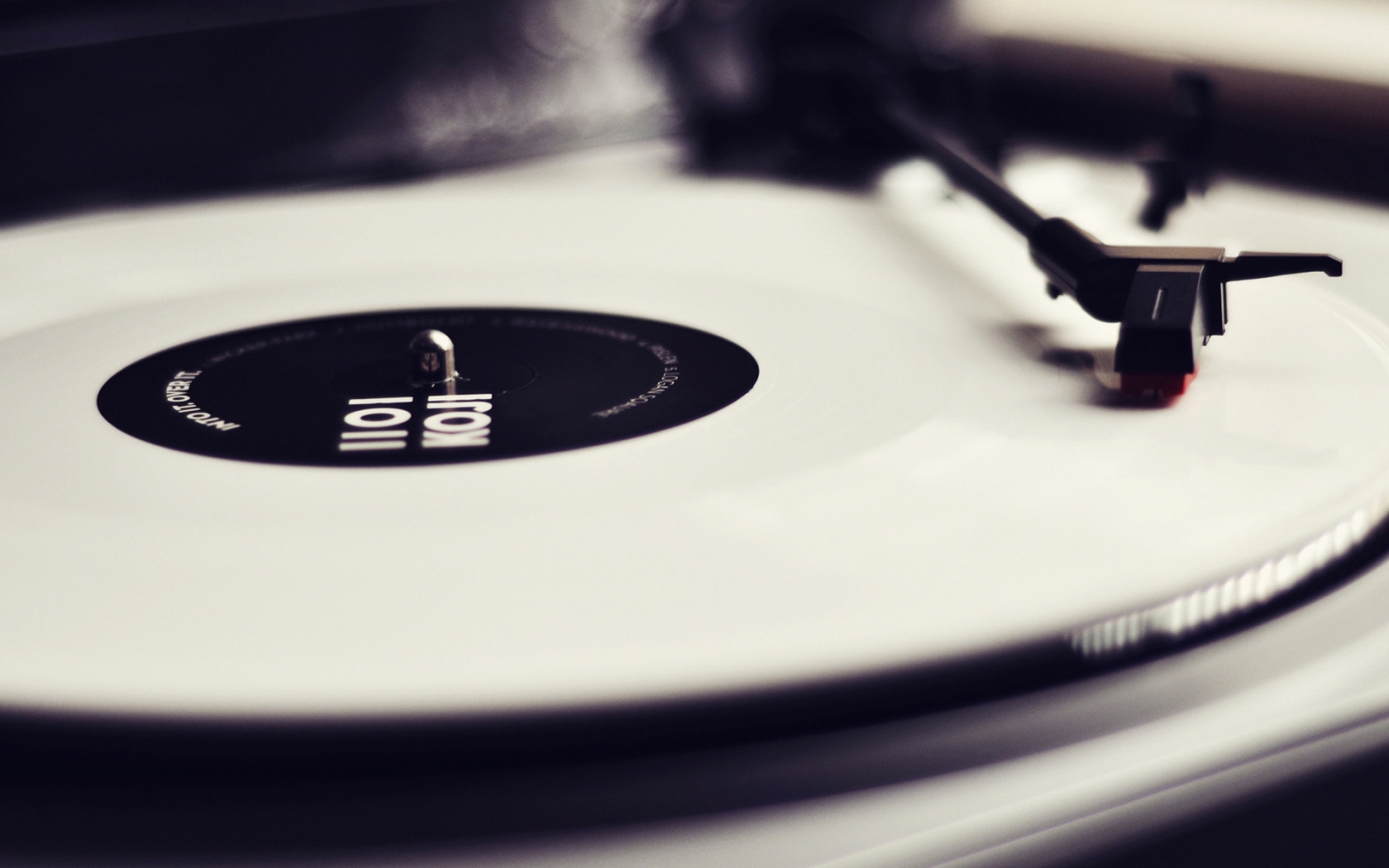 Black & White Turntable for 1680 x 1050 widescreen resolution
