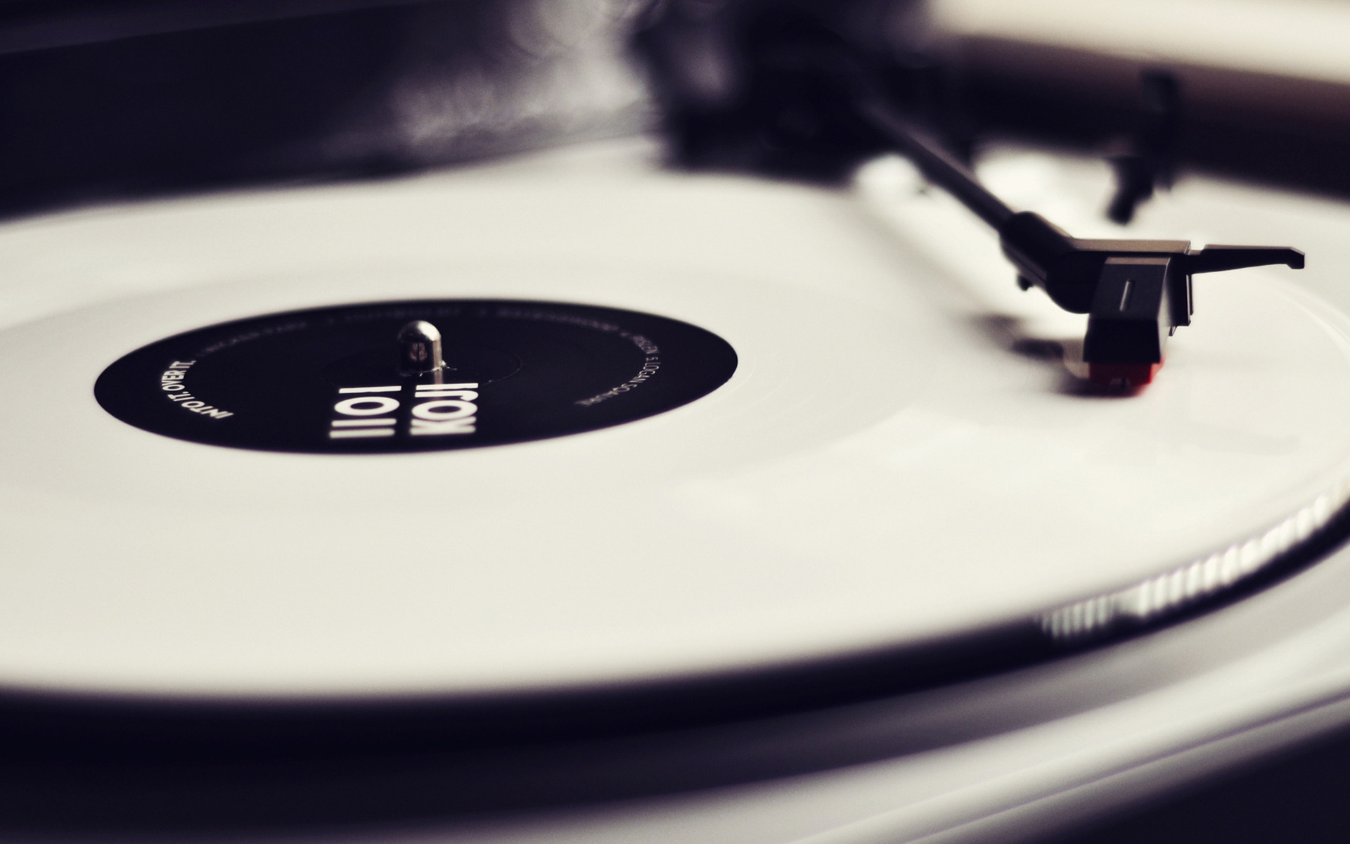 Black & White Turntable for 1920 x 1200 widescreen resolution