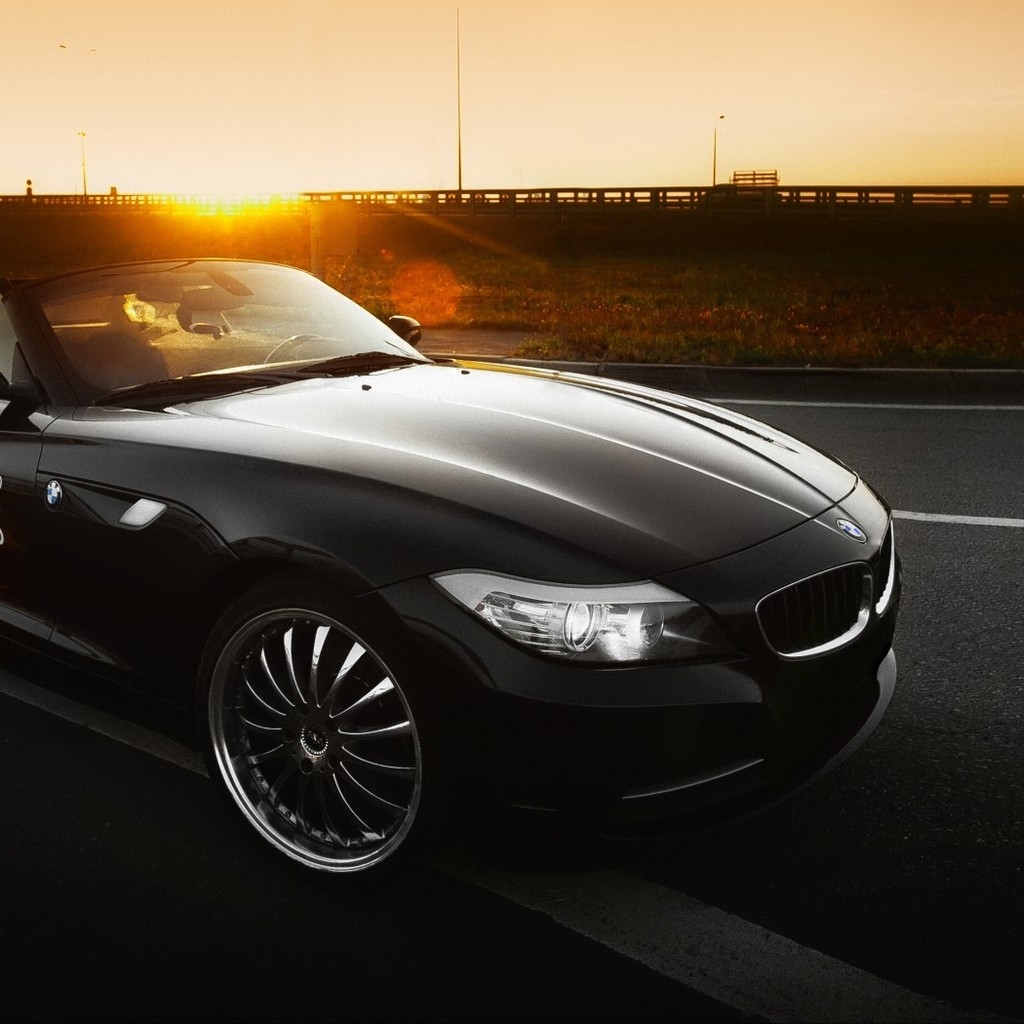 Black BMW Z4 Roadster for 1024 x 1024 iPad resolution