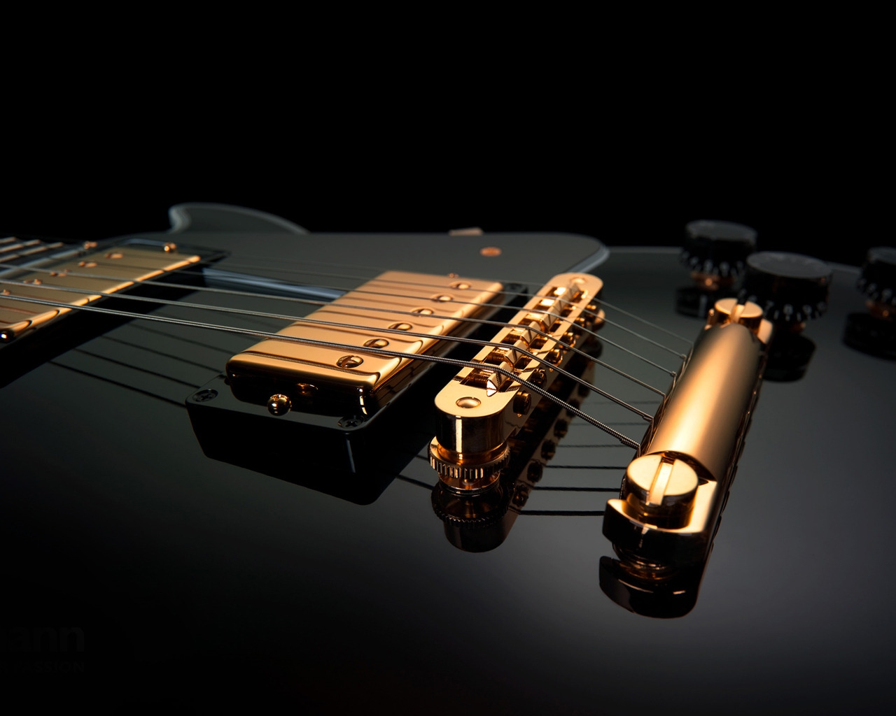 Black Gold Guitar for 1280 x 1024 resolution