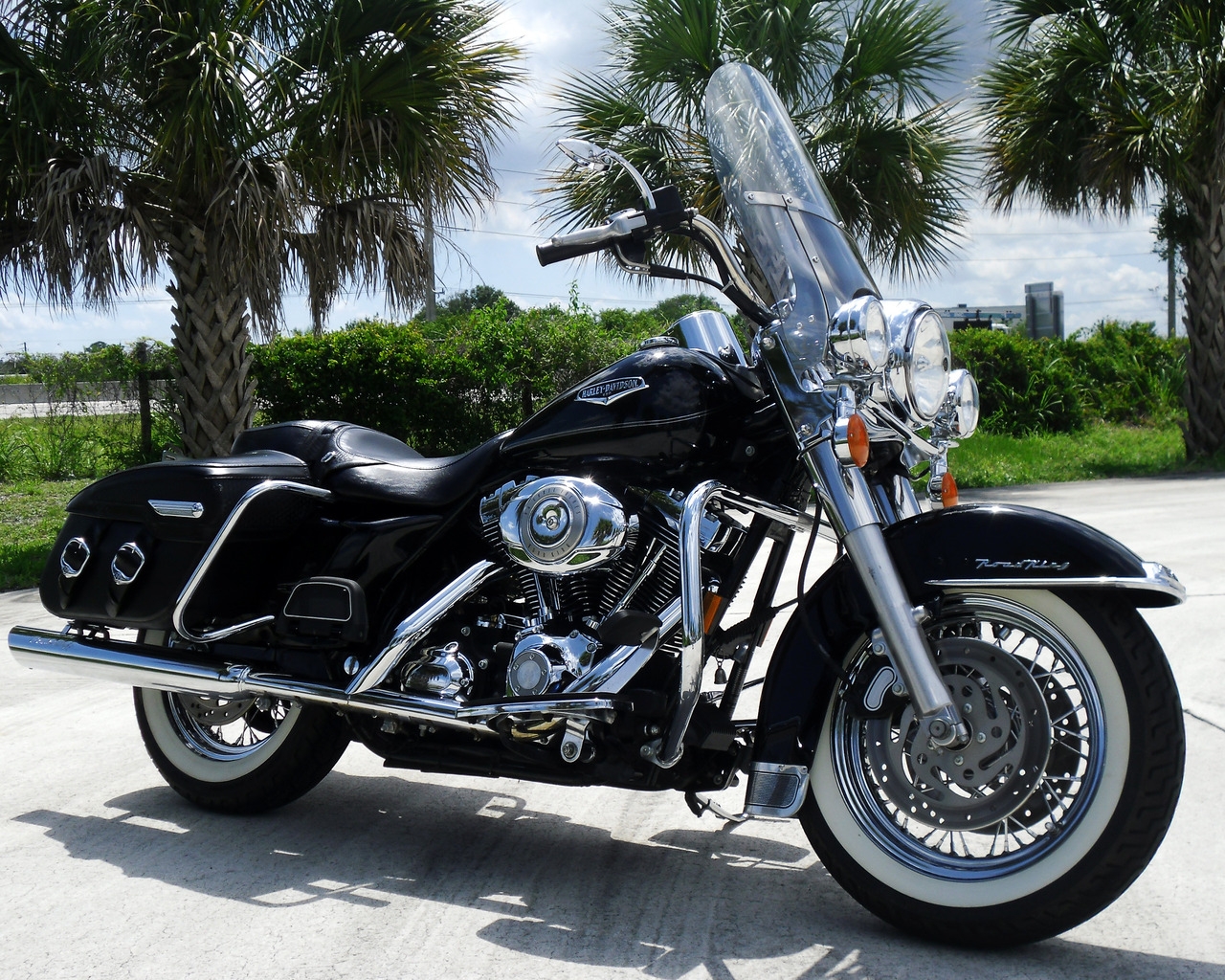 Black Harley Davidson Road King for 1280 x 1024 resolution
