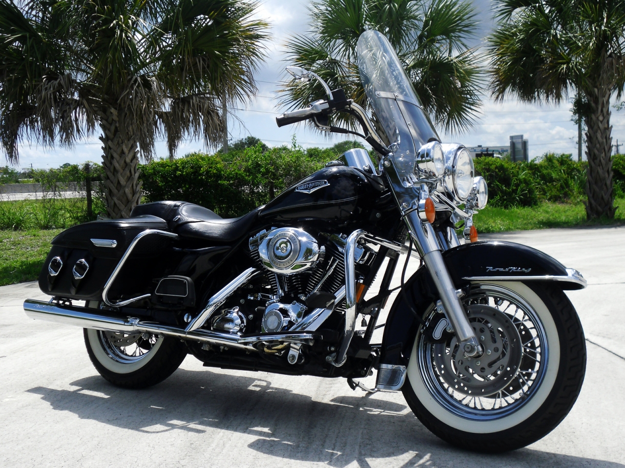 Black Harley Davidson Road King for 1280 x 960 resolution