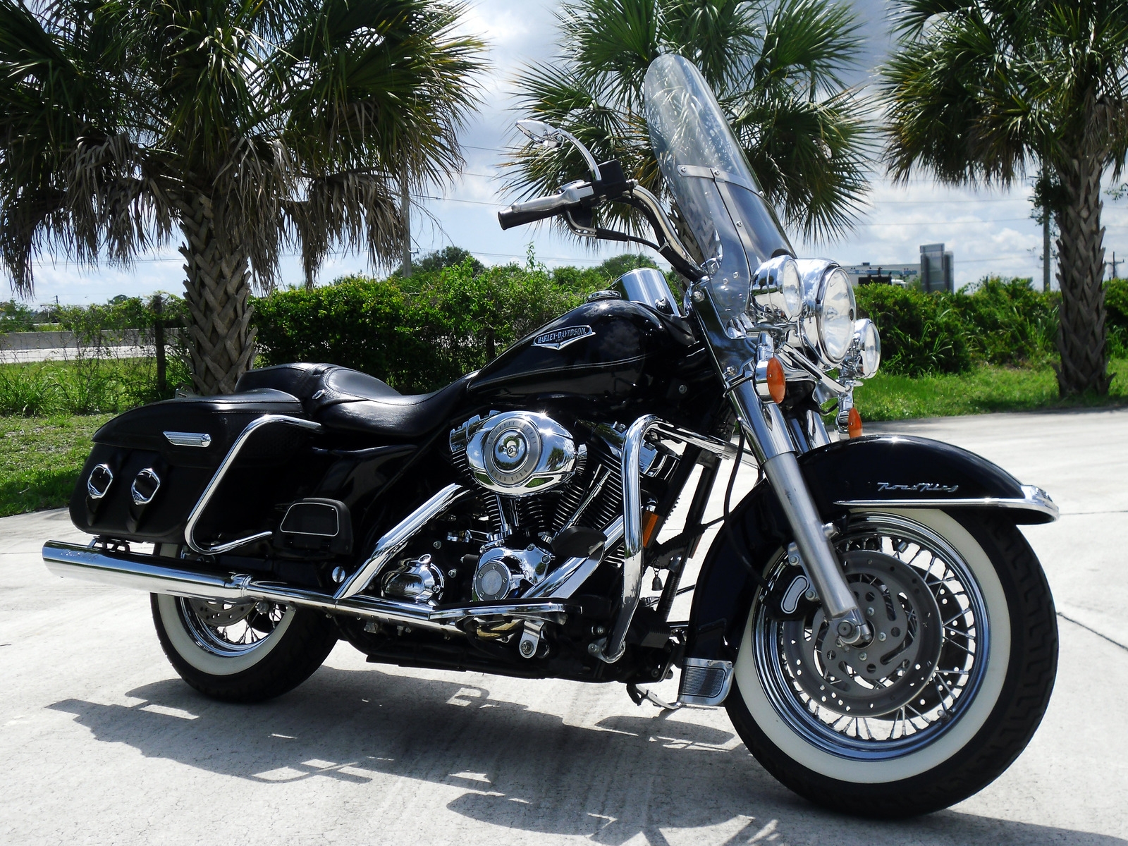 Black Harley Davidson Road King for 1600 x 1200 resolution