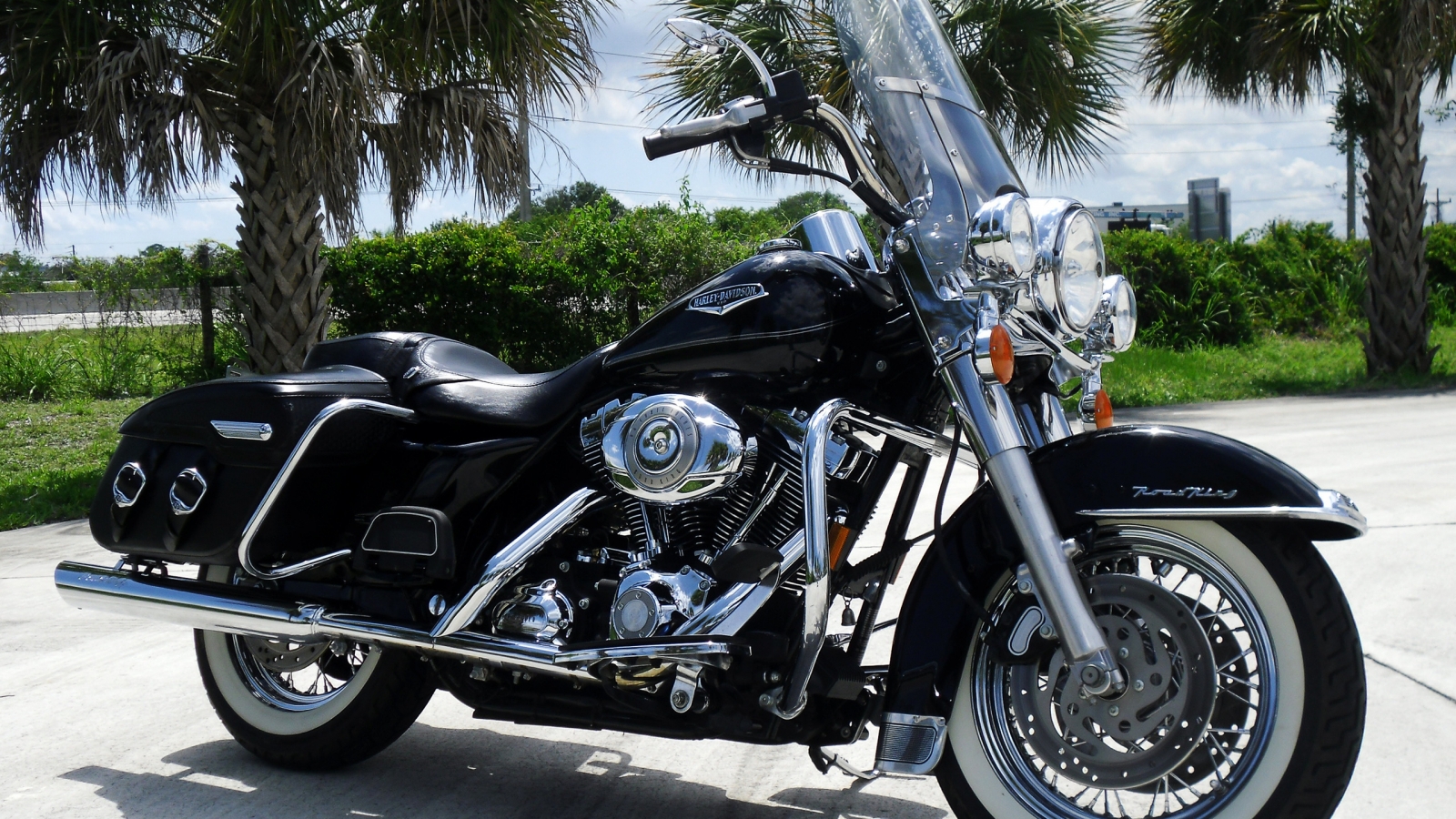 Black Harley Davidson Road King for 1600 x 900 HDTV resolution