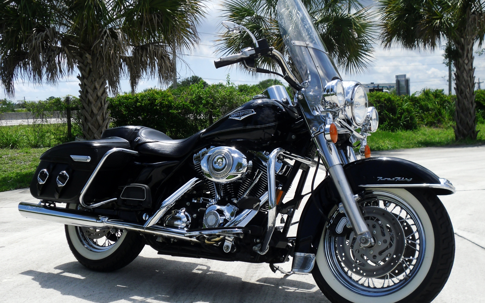 Black Harley Davidson Road King for 1680 x 1050 widescreen resolution