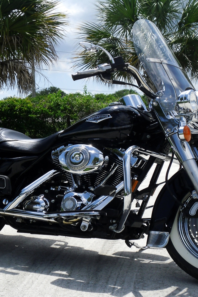 Black Harley Davidson Road King for 640 x 960 iPhone 4 resolution
