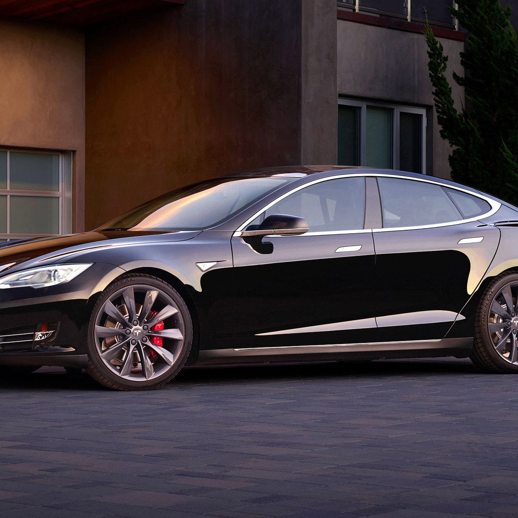 Black Tesla Model S Dual Motor for 1024 x 1024 iPad resolution