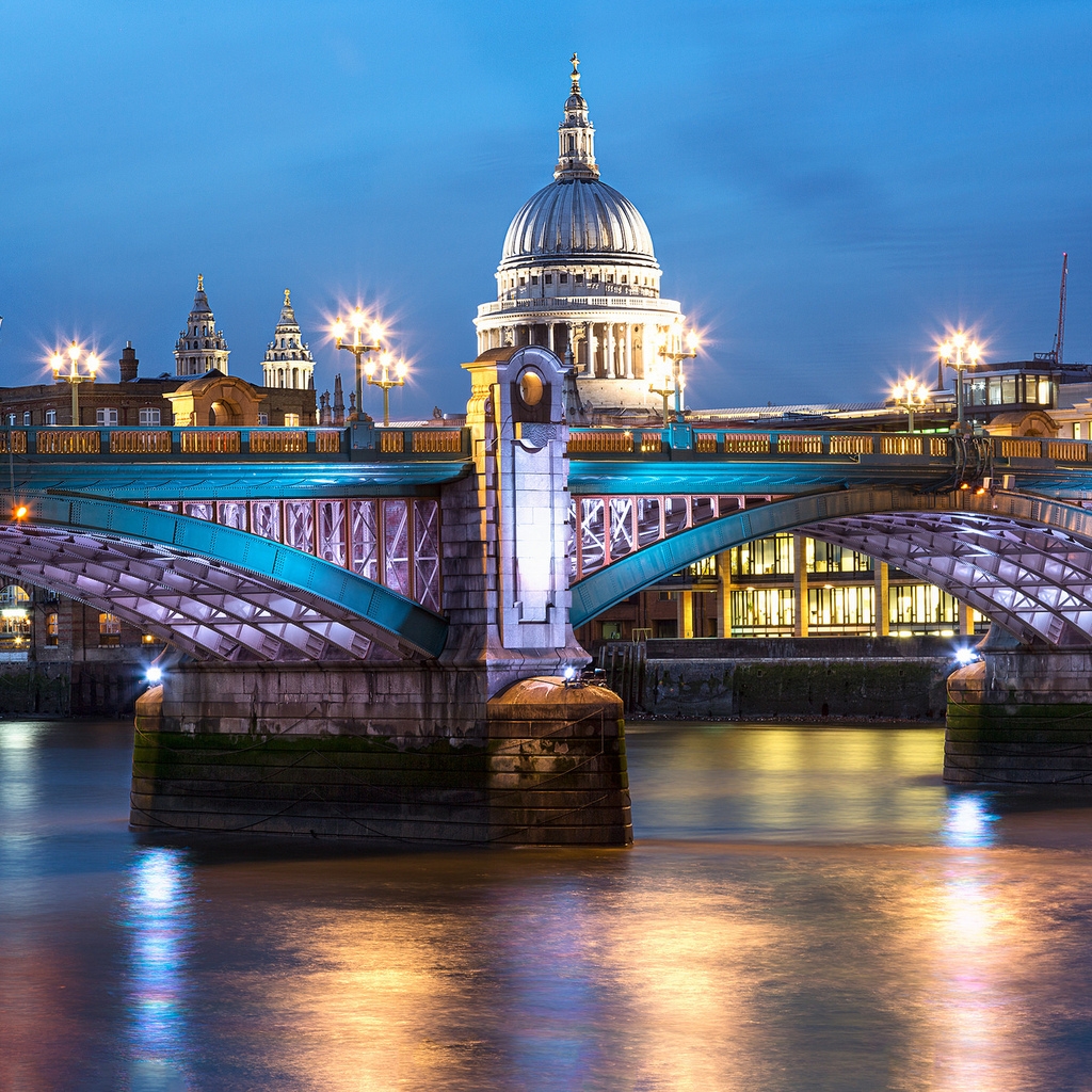 Blackfriars Bridge London for 1024 x 1024 iPad resolution