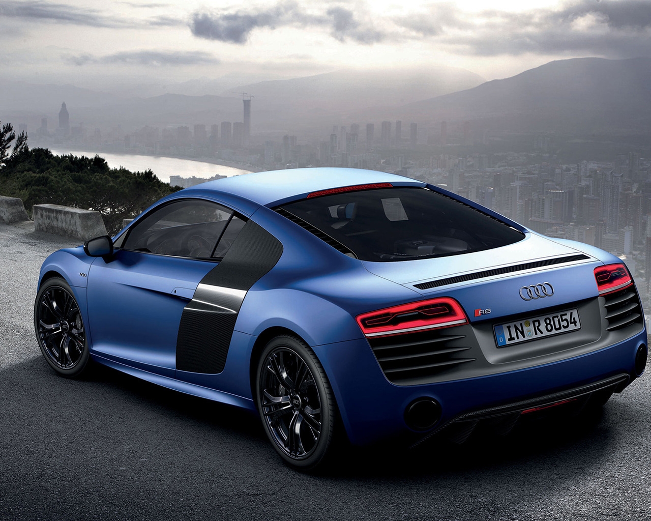 Blue Audi R8 2013 for 1280 x 1024 resolution