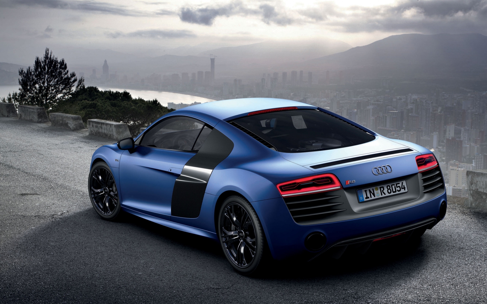 Blue Audi R8 2013 for 1680 x 1050 widescreen resolution