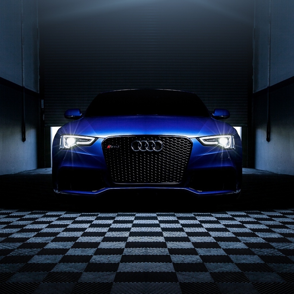 Blue Audi RS5 for 1024 x 1024 iPad resolution