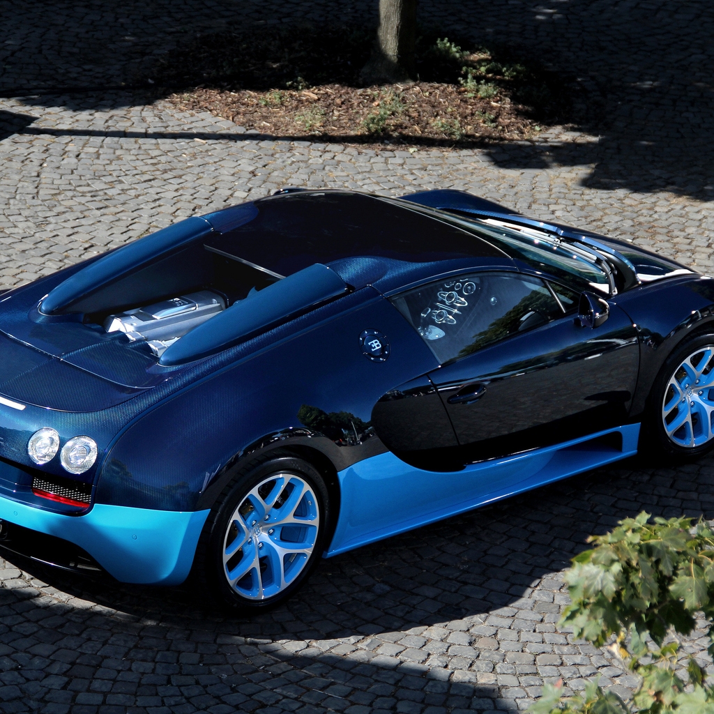 Blue Bugatti Veyron Grand Sport Vitesse Wallpaper for 1024 x 1024 iPad resolution