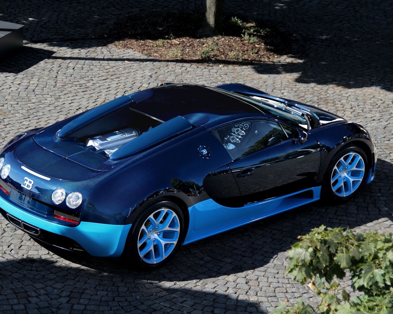 Blue Bugatti Veyron Grand Sport Vitesse Wallpaper for 1280 x 1024 resolution