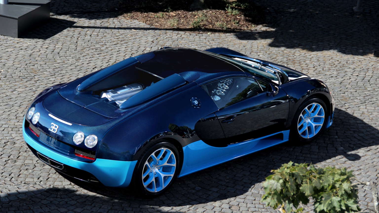 Blue Bugatti Veyron Grand Sport Vitesse Wallpaper for 1536 x 864 HDTV resolution