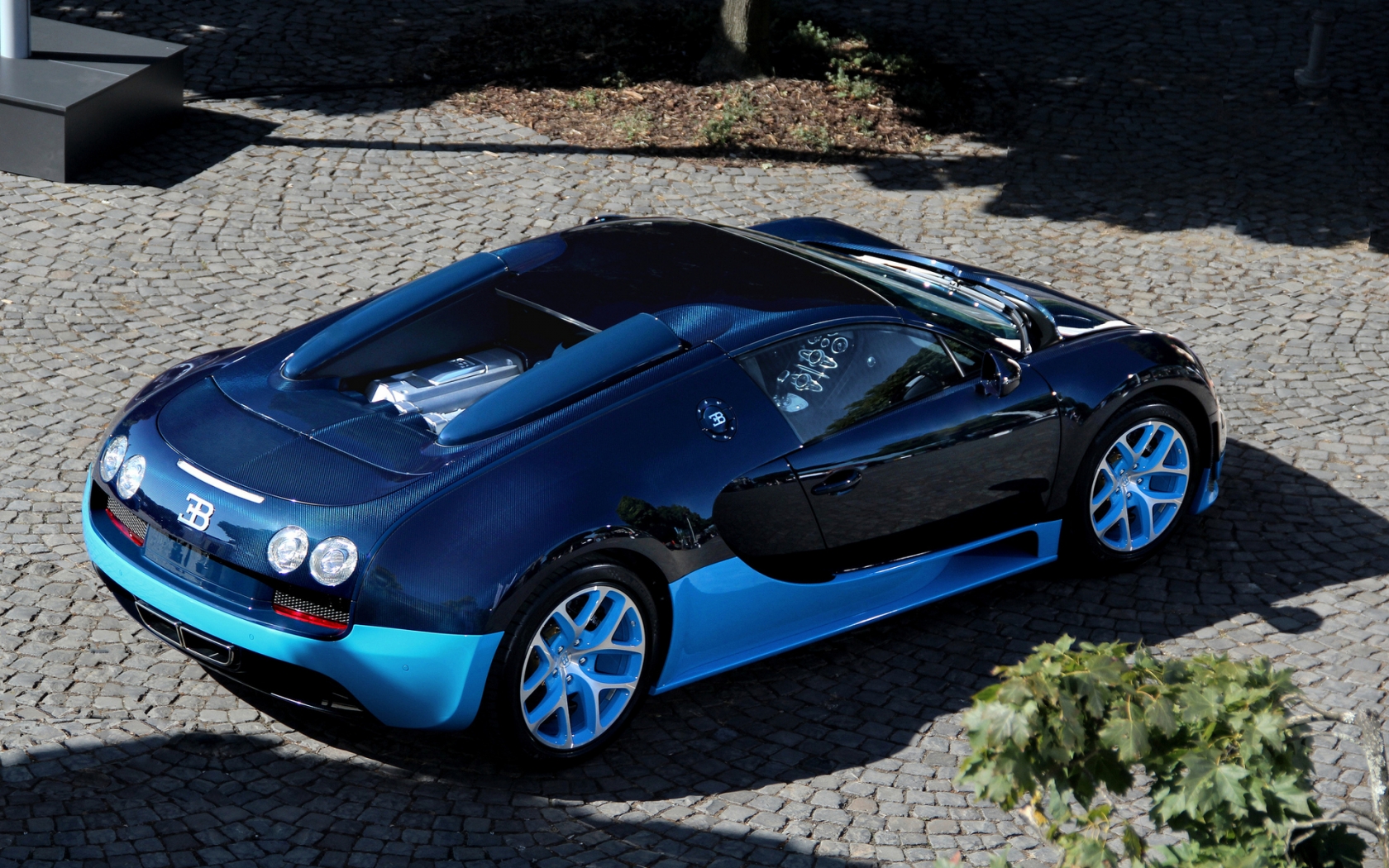 Blue Bugatti Veyron Grand Sport Vitesse Wallpaper for 1680 x 1050 widescreen resolution