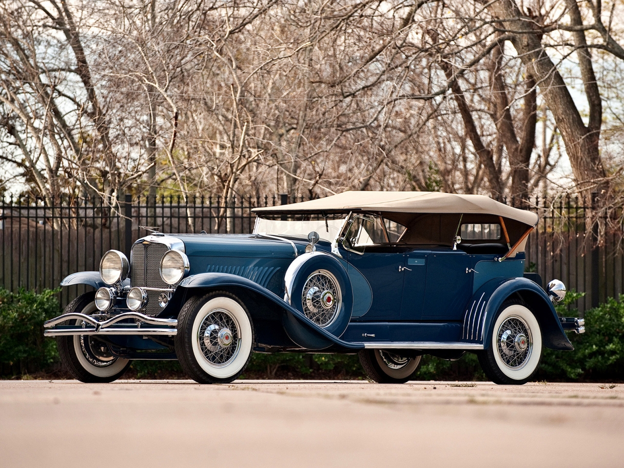 Blue Convertible Duesenberg for 1280 x 960 resolution