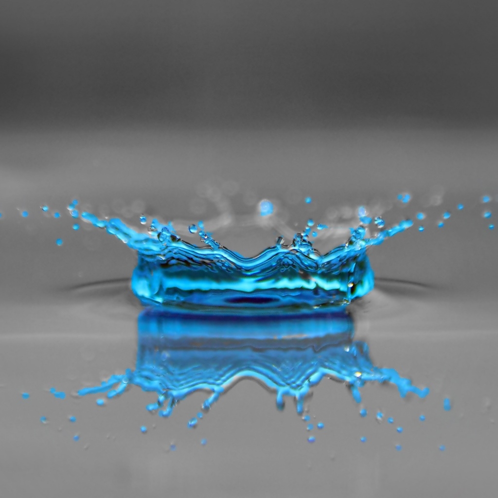 Blue Drop of Water for 1024 x 1024 iPad resolution
