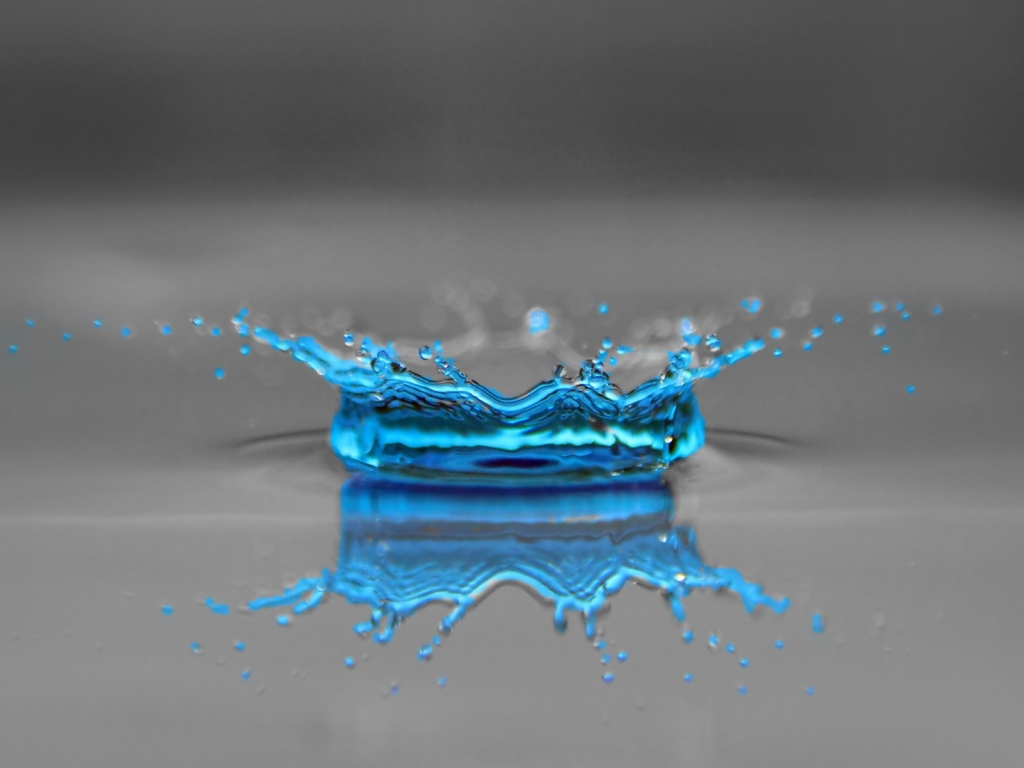 Blue Drop of Water for 1024 x 768 resolution
