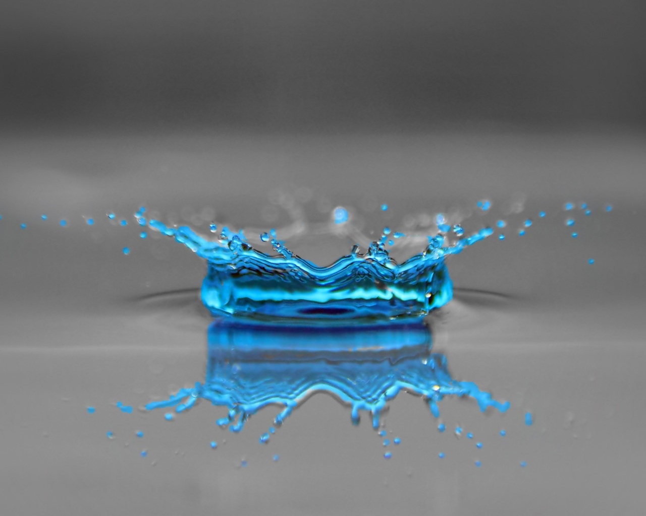Blue Drop of Water for 1280 x 1024 resolution