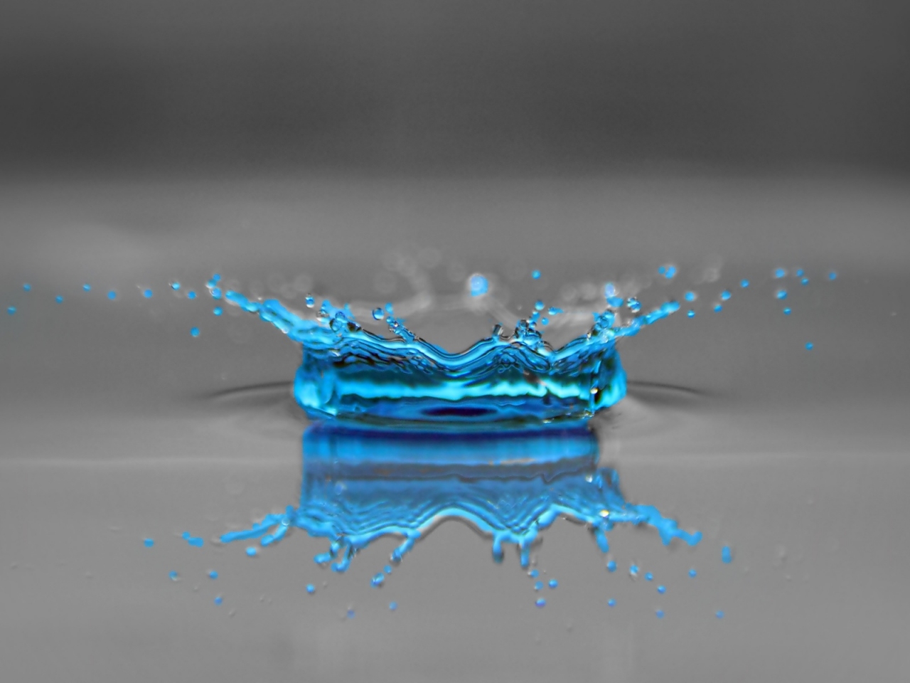 Blue Drop of Water for 1280 x 960 resolution
