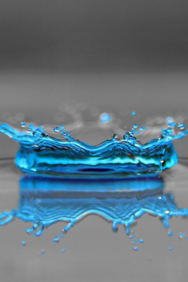Blue Drop of Water for 640 x 960 iPhone 4 resolution