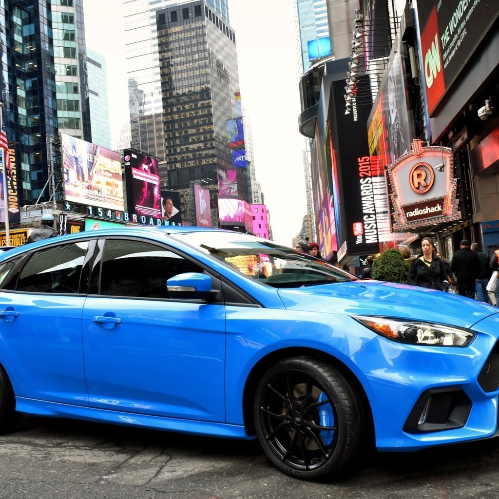 Blue Ford Focus RS 2015  for 1024 x 1024 iPad resolution
