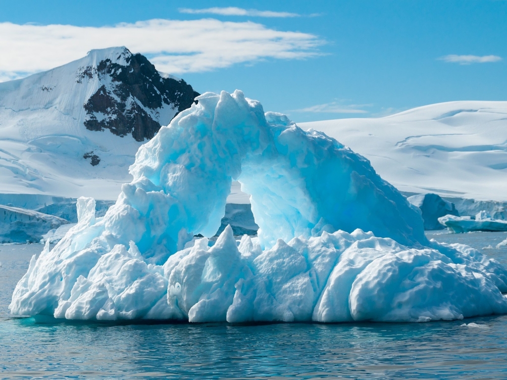 Blue Iceberg for 1024 x 768 resolution