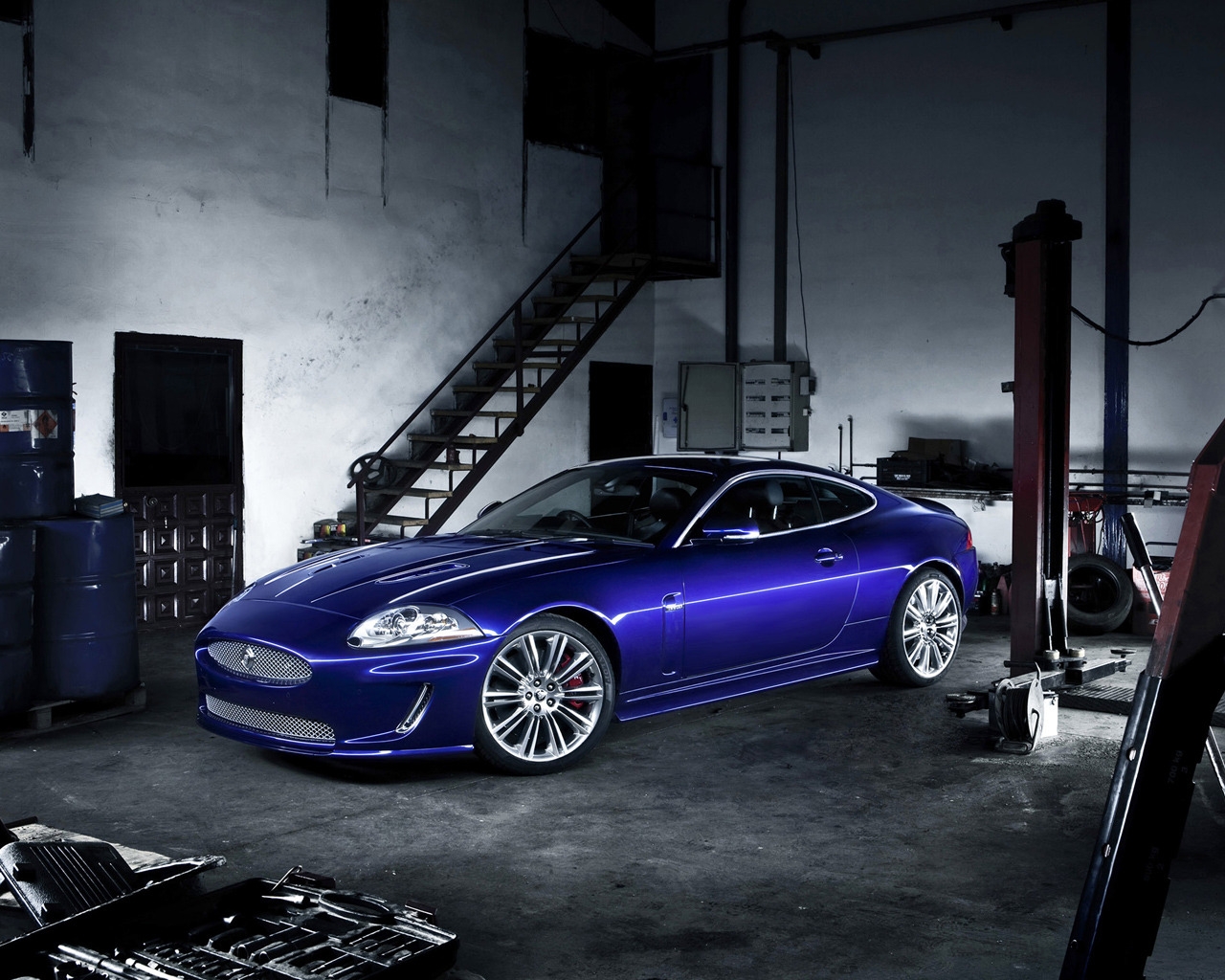 Blue Jaguar XKR 2010 for 1280 x 1024 resolution