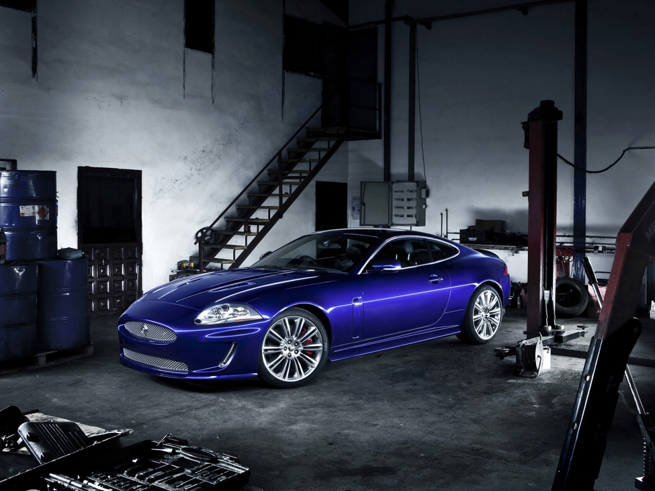 Blue Jaguar XKR 2010 for 1280 x 960 resolution