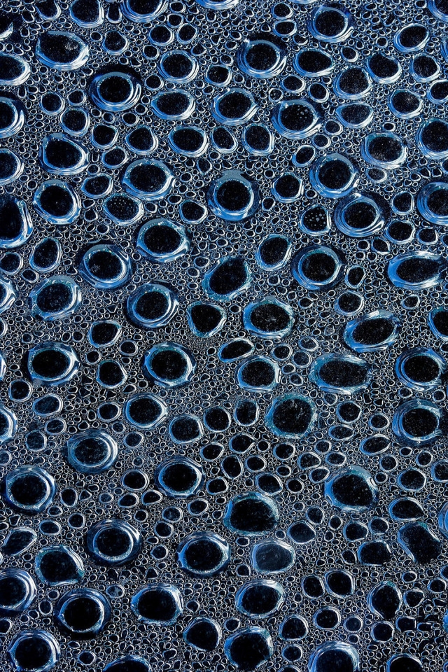 Blue Water Drops for 640 x 960 iPhone 4 resolution