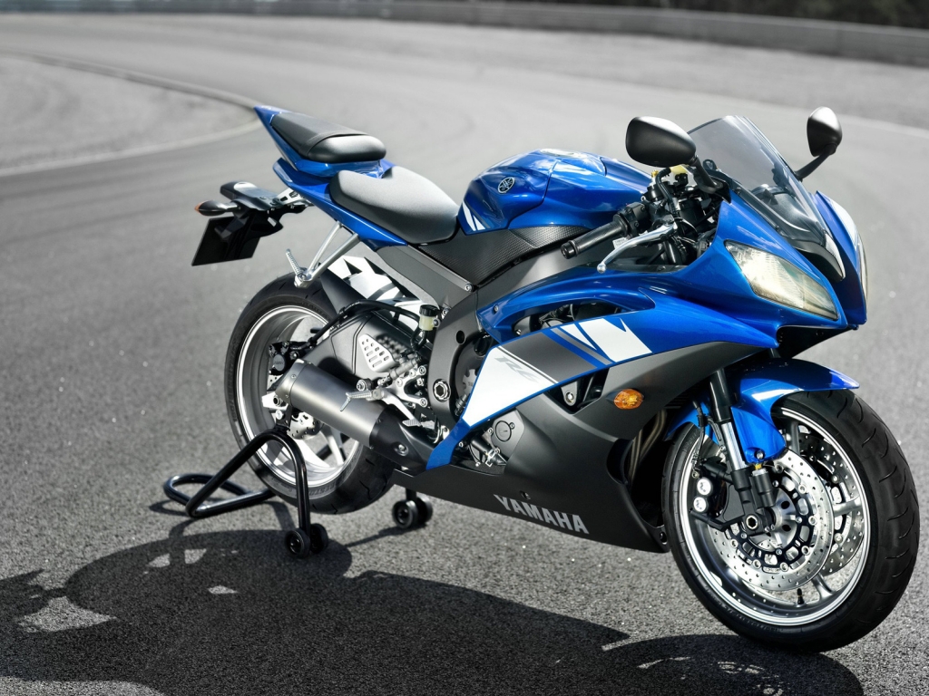 Blue Yamaha R6 for 1024 x 768 resolution