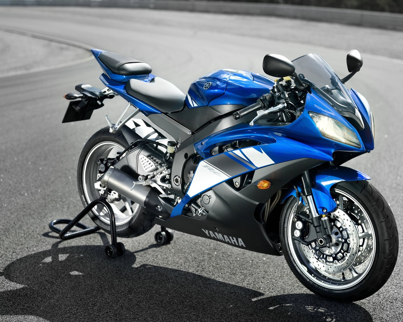 Blue Yamaha R6 for 1280 x 1024 resolution
