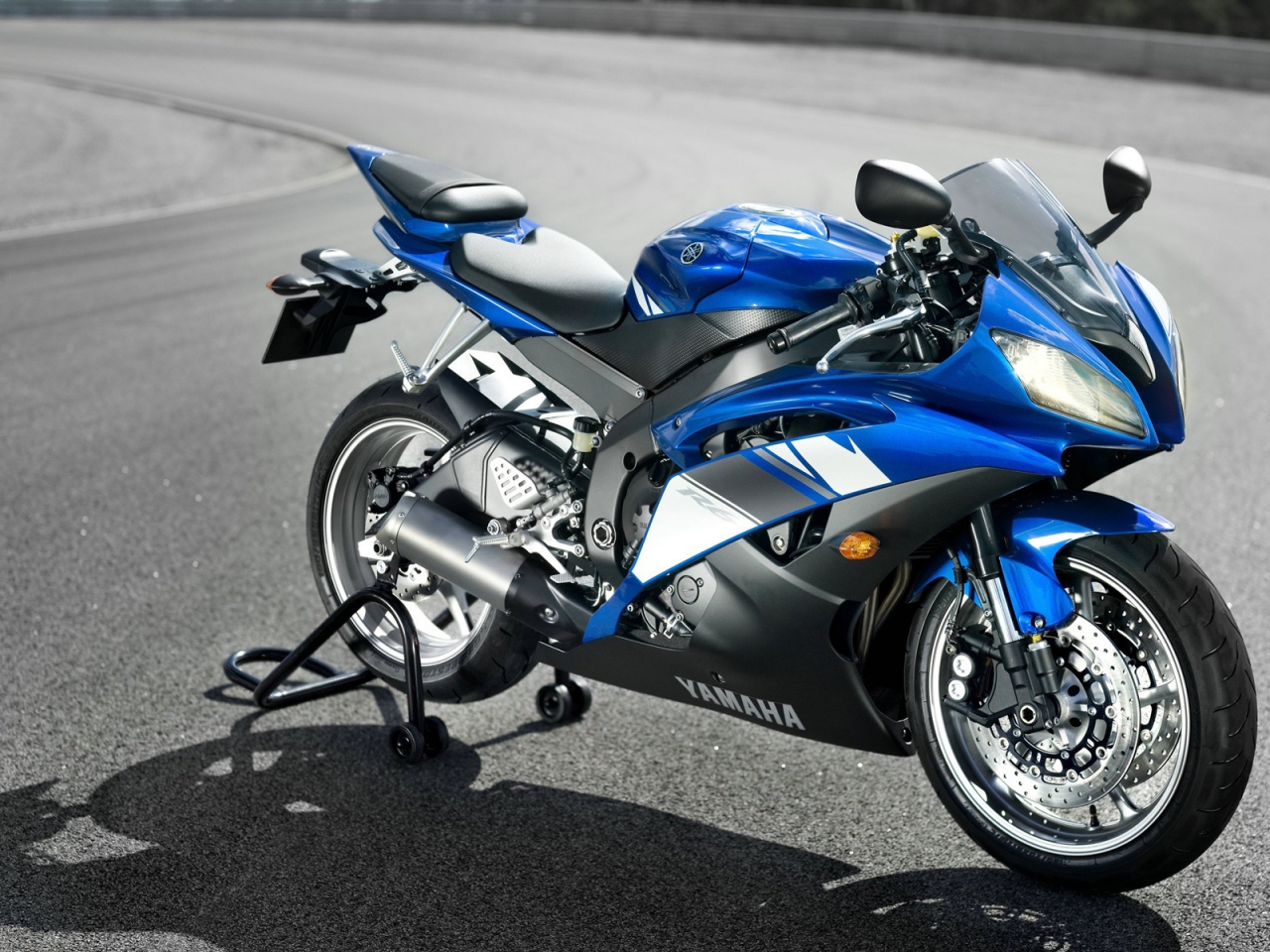 Blue Yamaha R6 for 1280 x 960 resolution