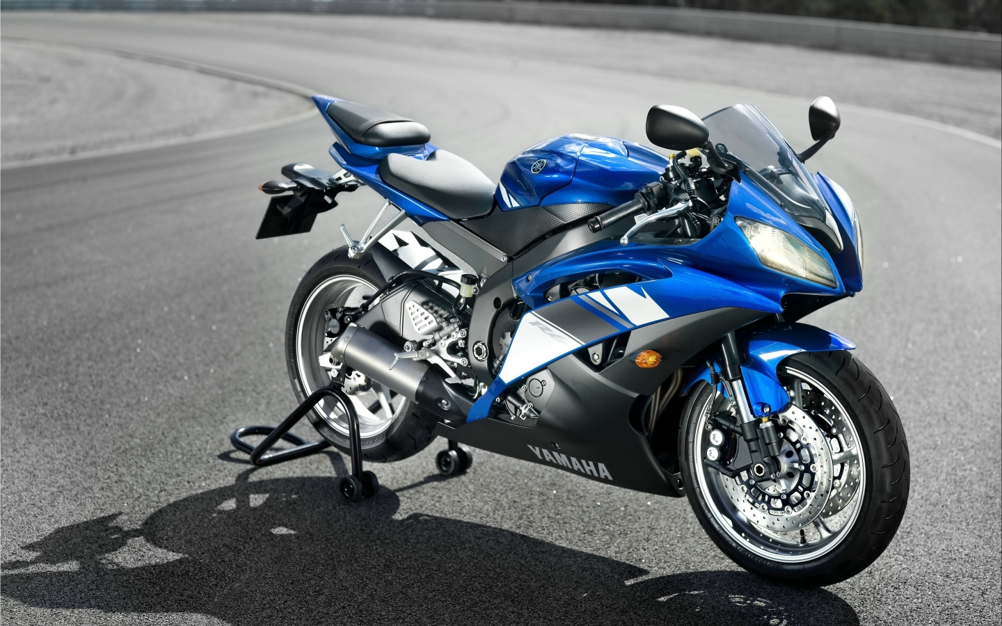 Blue Yamaha R6 for 1440 x 900 widescreen resolution