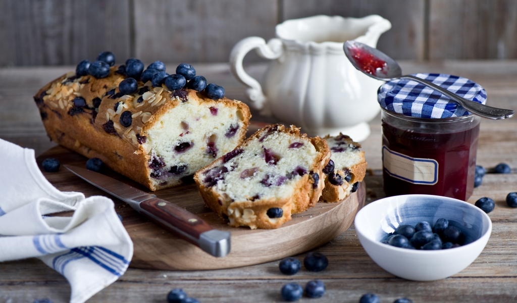 Blueberries Cake for 1024 x 600 widescreen resolution