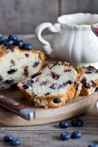 Blueberries Cake for 320 x 480 iPhone resolution