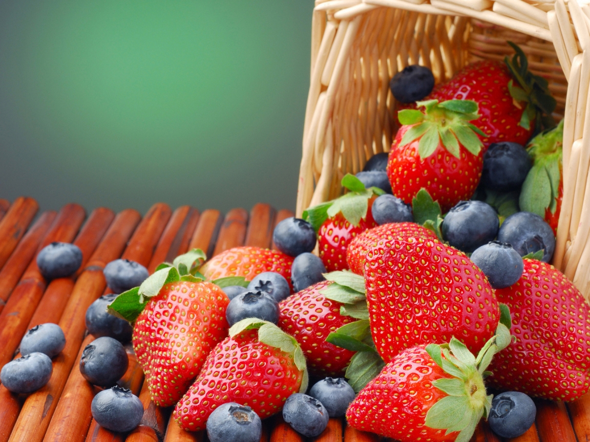 Blueberry and Strawberry for 1152 x 864 resolution