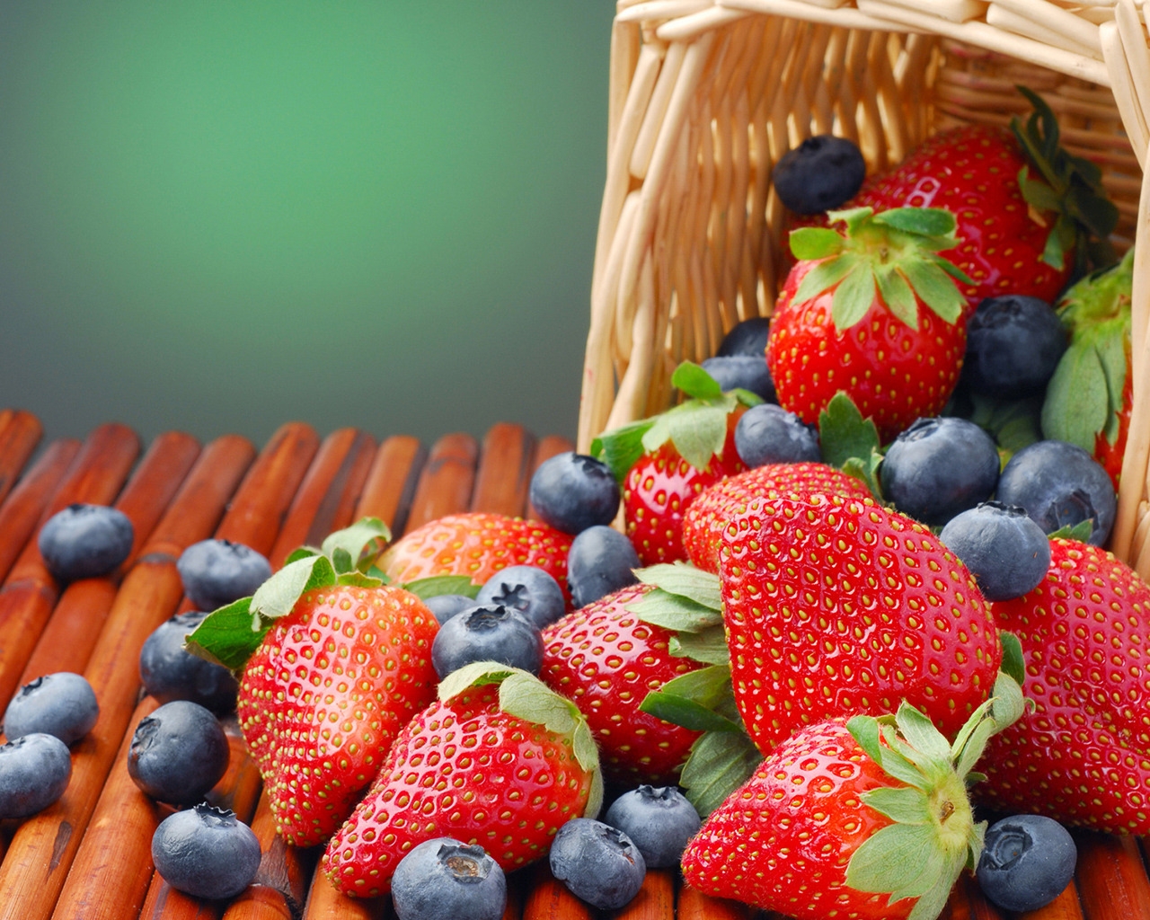 Blueberry and Strawberry for 1280 x 1024 resolution