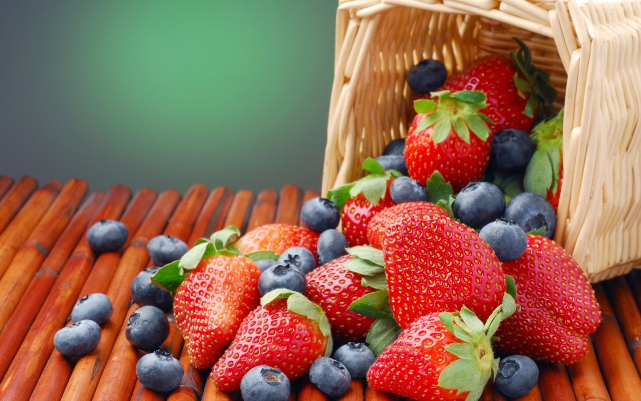 Blueberry and Strawberry for 1280 x 800 widescreen resolution