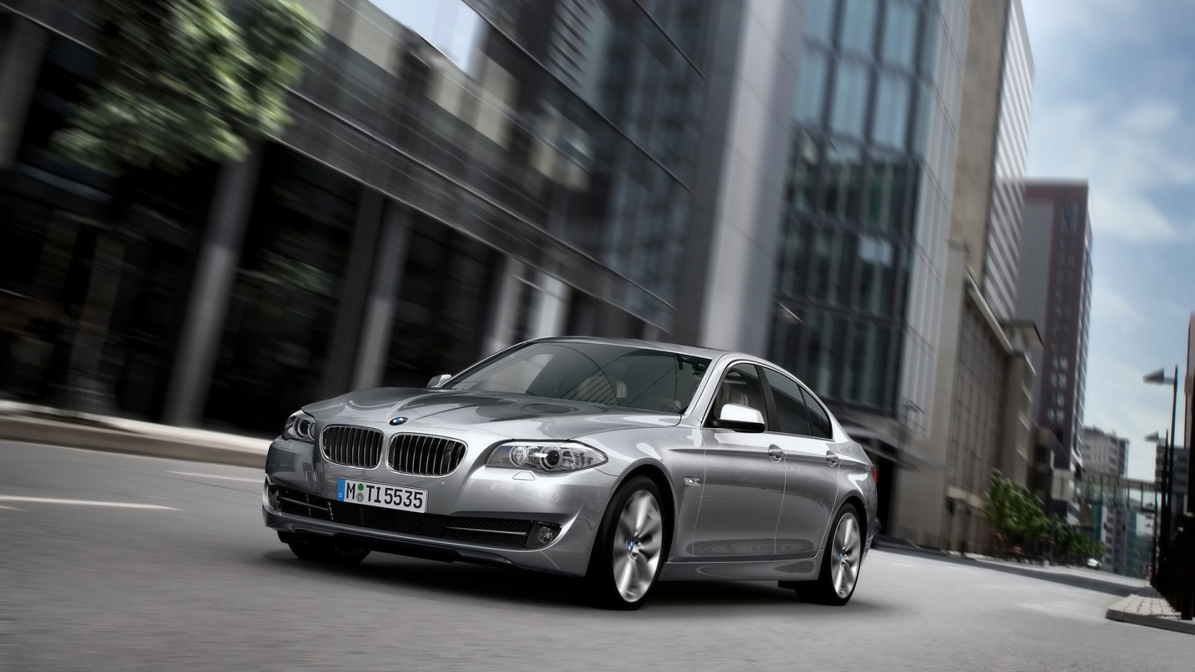 BMW 5 Series Sedan 2010 for 1680 x 945 HDTV resolution