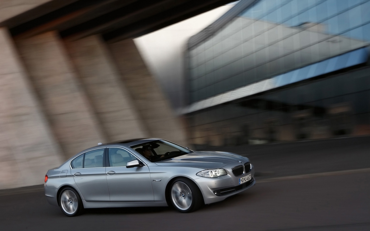 BMW 5 Series Sedan 2010 Speed for 1280 x 800 widescreen resolution