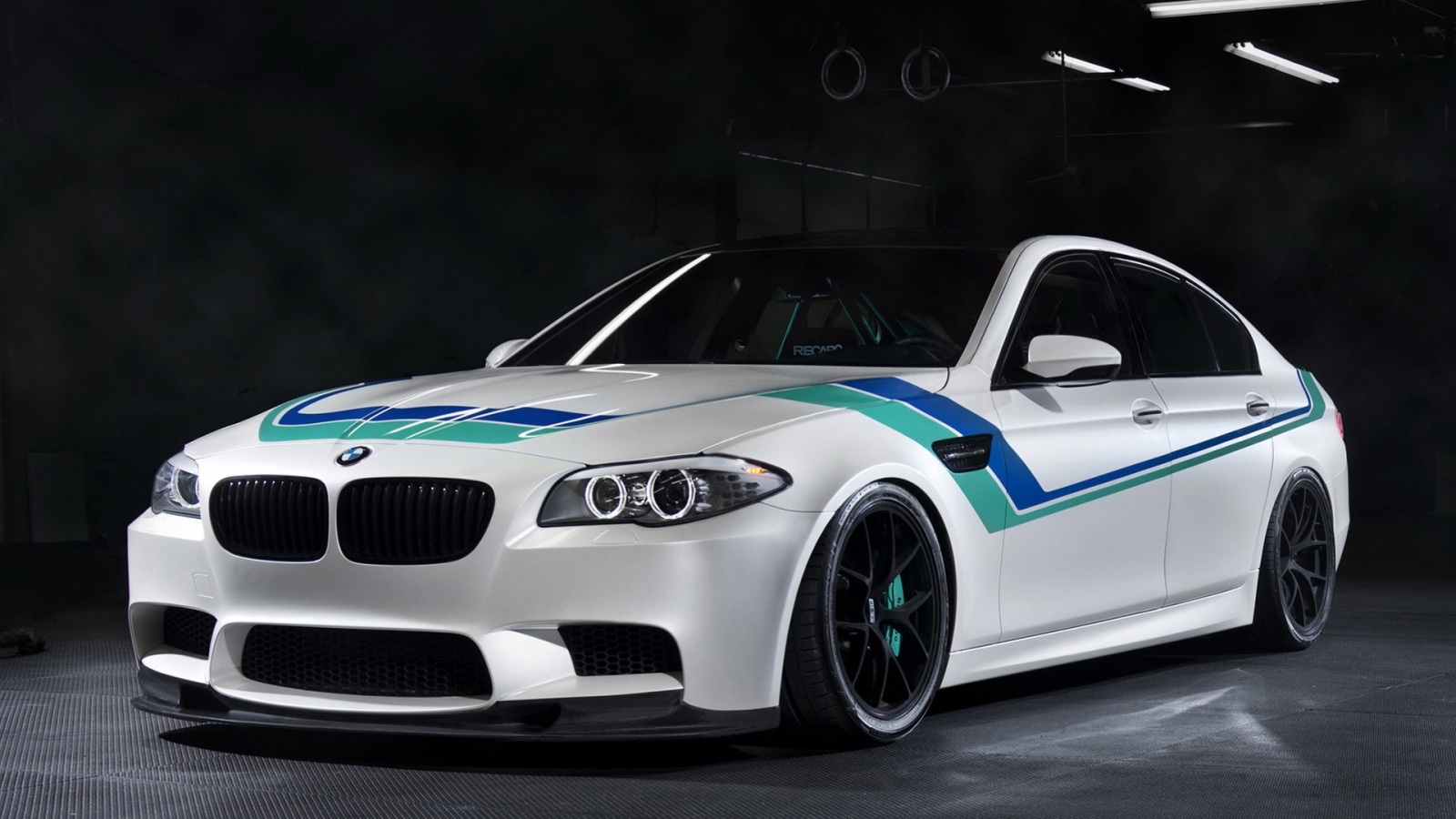 BMW F10 M Performance for 1600 x 900 HDTV resolution