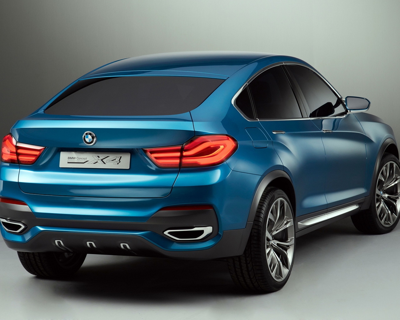 BMW X4 Back View for 1280 x 1024 resolution