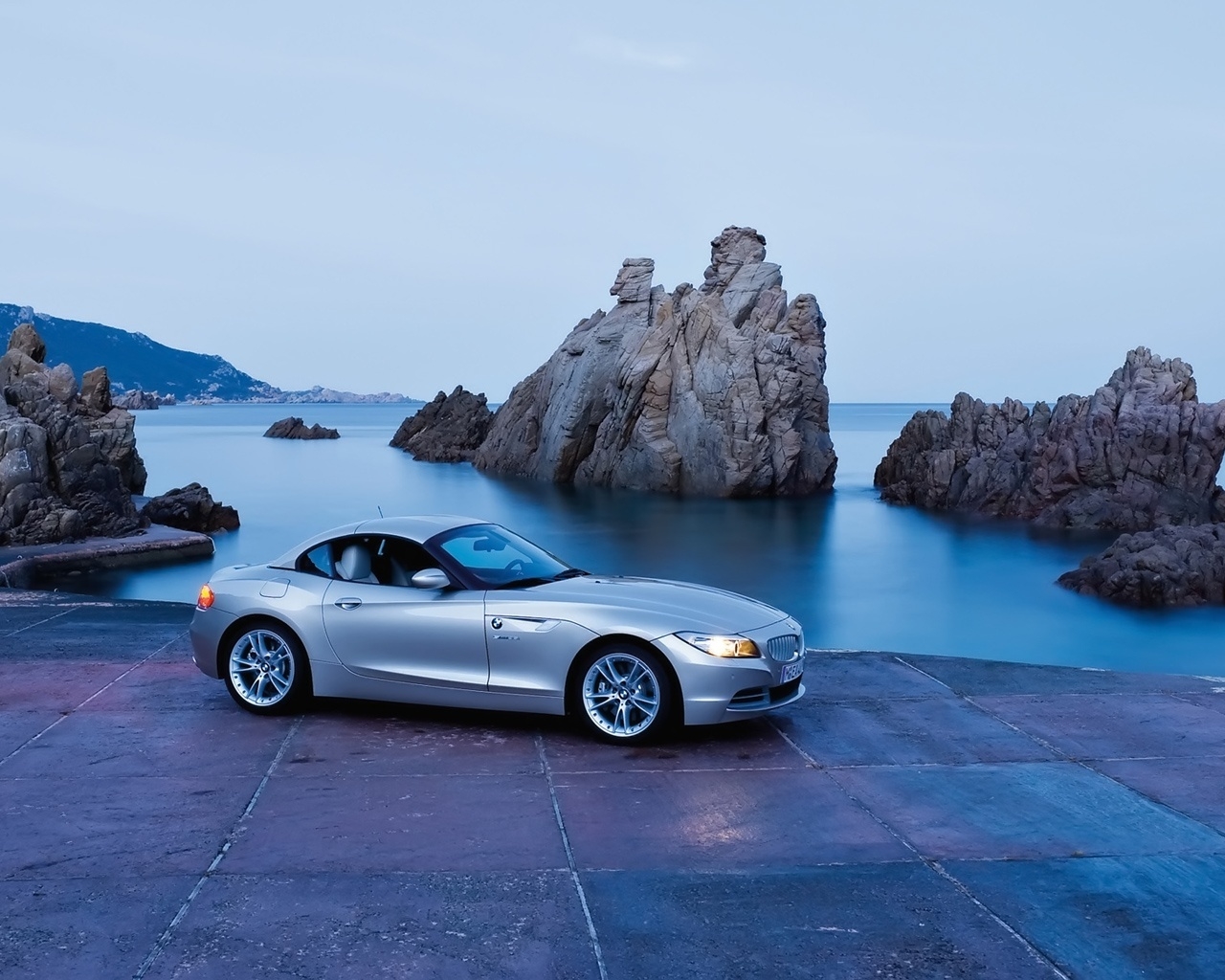 BMW Z4 Roadster Seashore 2009 for 1280 x 1024 resolution